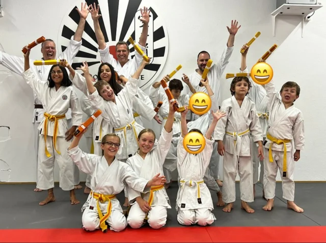 Bevor es in die wohlverdienten Herbstferien ging, haben 14 kleine und grosse Karateka gezeigt, was sie gelernt haben und mit einer super Prüfung den nächsten Kyu erreicht 🤩

Wir gratulieren euch ganz herzlich 💪🏼💪🏼💪🏼

#karate #shotokai #shotokaikarateschweiz #shotokaikarate #sks #prüfungserfolg